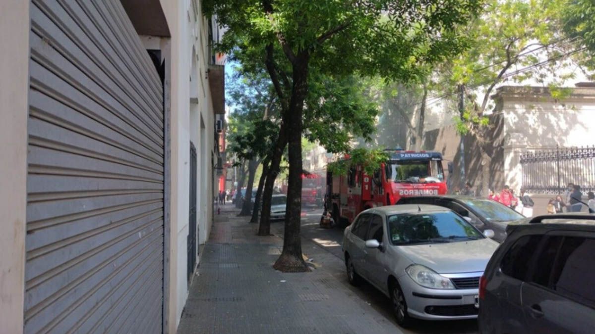 Constitución: tres personas heridas al incendiarse un departamento