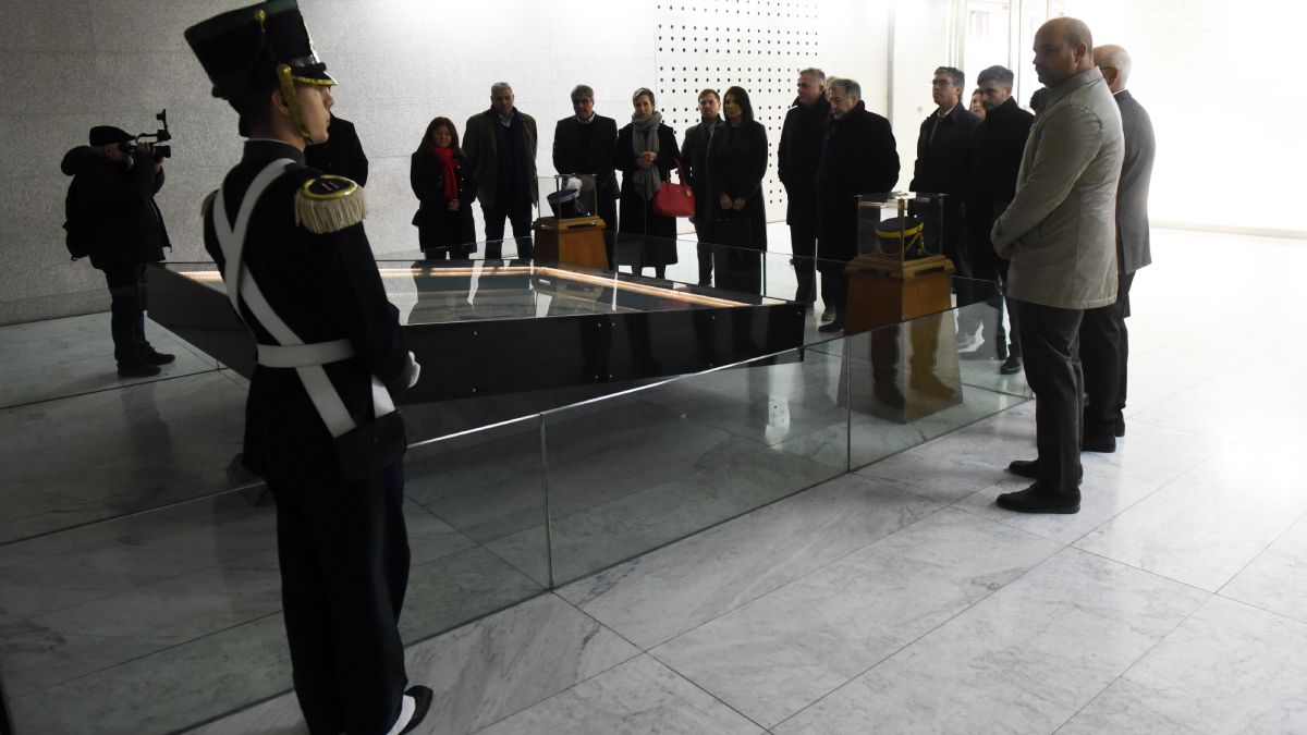 Los miembros de CAEM junto a la ministra Jimena Latorre y otros funcionarios en el Memorial de la Bandera, en Ciudad. Los miembros de CAEM junto a la ministra Jimena Latorre y otros funcionarios en el Memorial de la Bandera, en Ciudad.