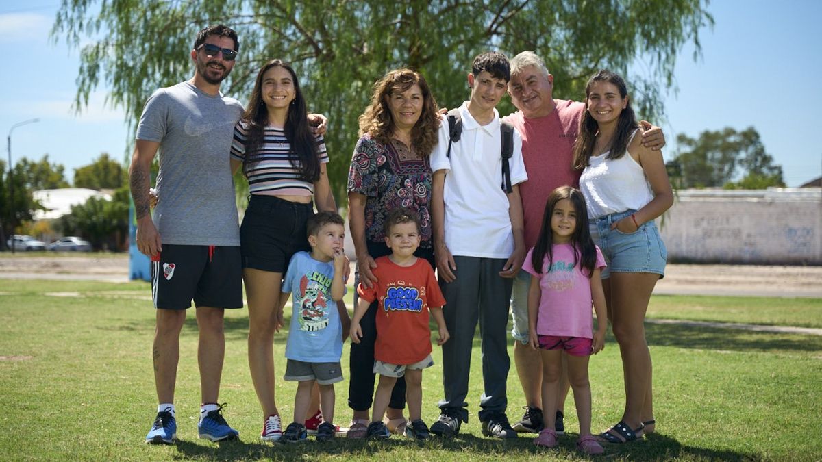 Bruno junto su pilar fundamental: la familia. Papá, mamá, sus tres hermanos mayores y sus sobrinos. Bruno junto su pilar fundamental: la familia. Papá, mamá, sus tres hermanos mayores y sus sobrinos.