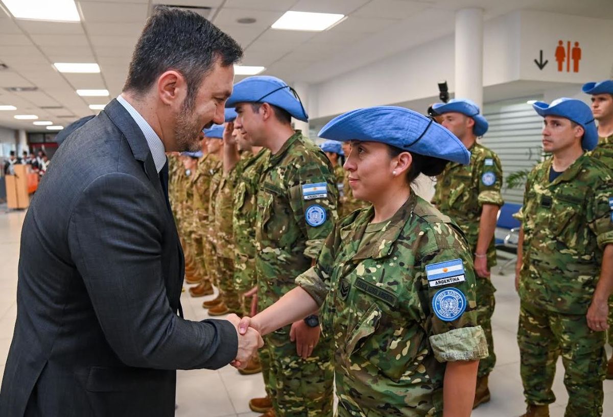 El saludo de Luis Petri a una integrante de los El saludo de Luis Petri a una integrante de los