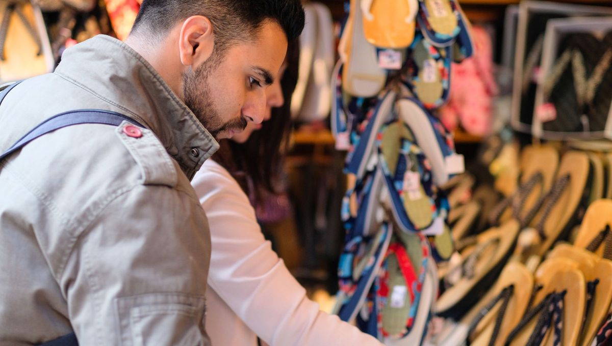 Un grave error que afecta el presupuesto de viaje es comprar impulsivamente. Un grave error que afecta el presupuesto de viaje es comprar impulsivamente.