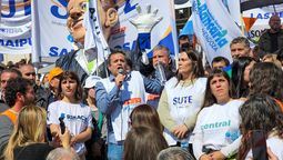 Gustavo Correa y Carina Sedano, del SUTE (en el centro), dos de los apuntados por el Gobierno. Las paritarias están abiertas. Ellos no se quieren sentar, dijo Ibañez.