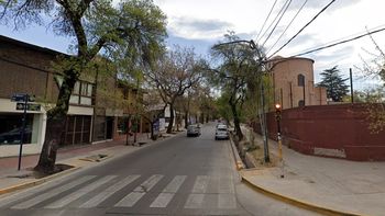 Un grupo de menores golpeó a un joven y le robaron el teléfono celular en Ciudad