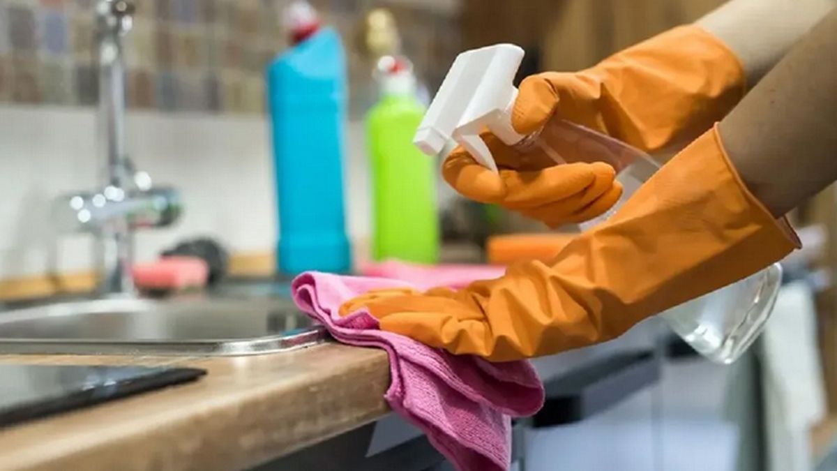 Empleadas domésticas: quiénes cobrarán más de $300.000 tras el aumento de marzo