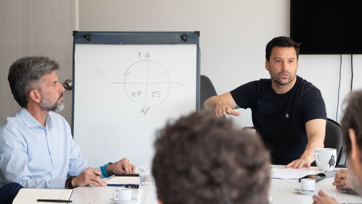 Ulpiano Suarez con los equipos del gobierno porteño.