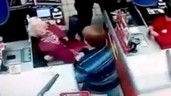 Perturbador video de un hombre noqueando a una anciana