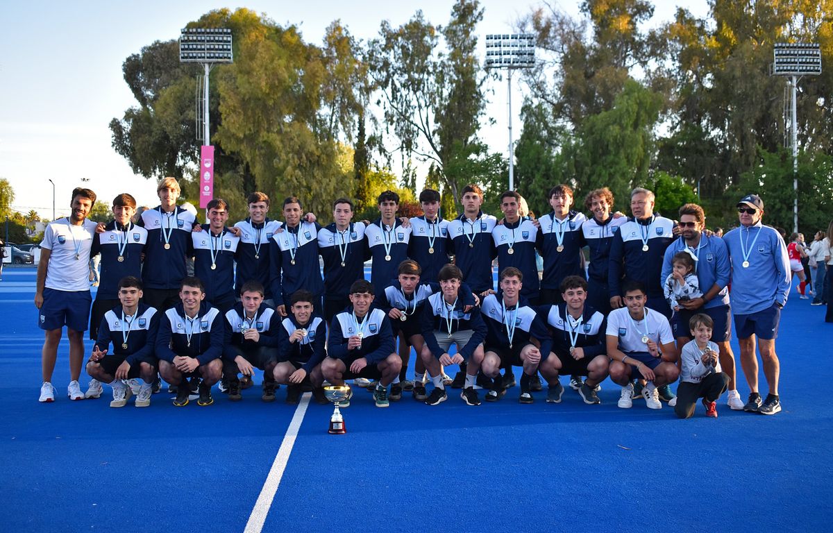 La Selecci&oacute;n de Mendoza en lo m&aacute;s alto del hockey sobre c&eacute;sped en sub 19.