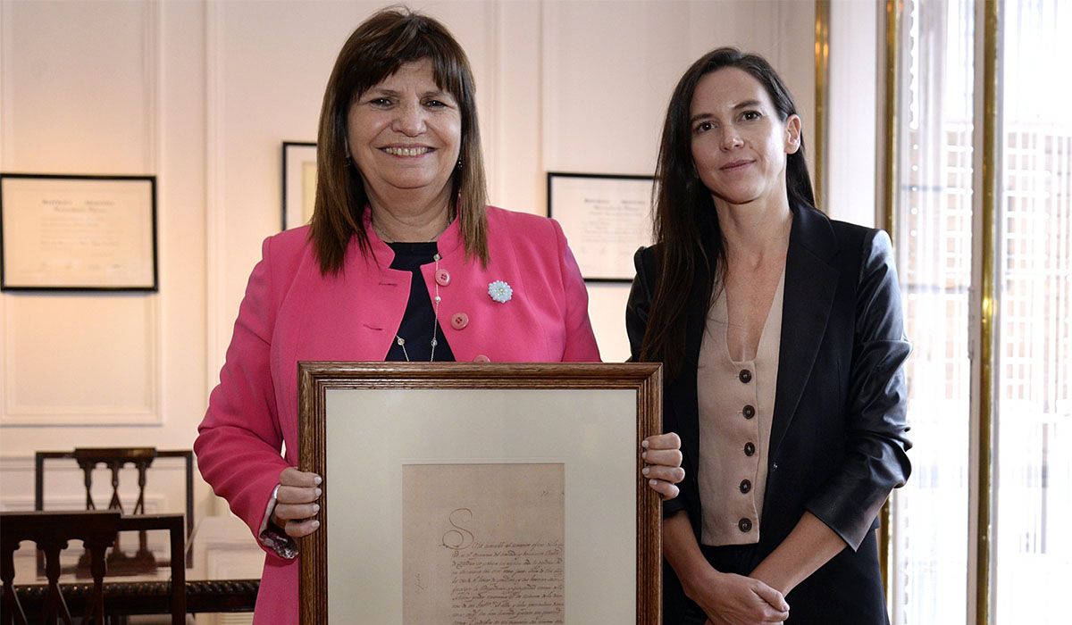 Patricia Bullrich junto a la ministra Mercedes Rus.