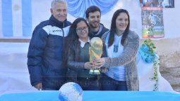 Una arenga para imitar: Trajeron a Paraná una réplica de la Copa del Mundo con fines benéficos