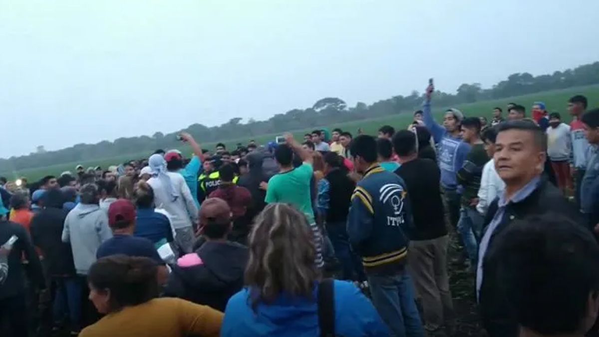 Vecinos de la niña asesinada y abusada en Tucumán lincharon al acusado de cometer el hecho. El cuerpo fue llevado a la morgue.