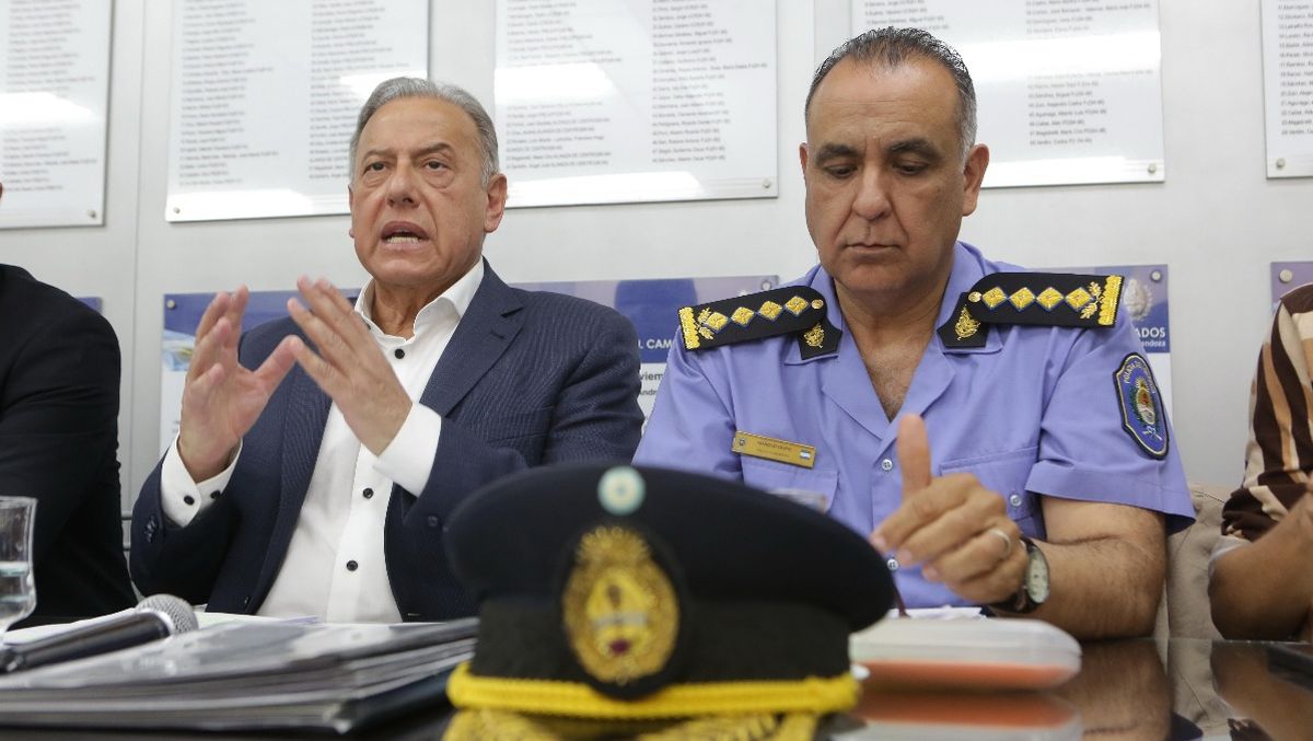 El ministro Raúl Levrino junto al jefe de la Policía de Mendoza
