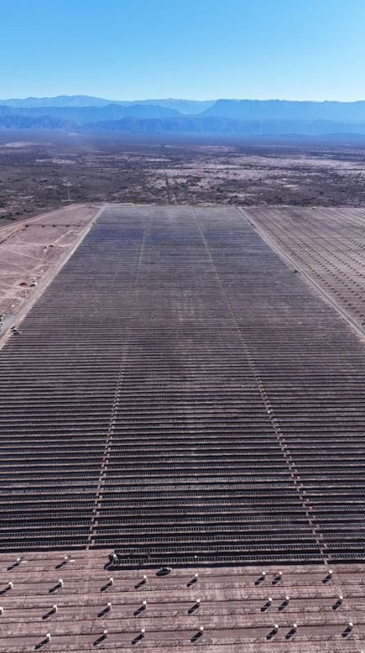 Cuando el parque esté activo, la energía solar generada por los paneles será transformada en corriente alterna para transferirla a la red de distribución de baja tensión.