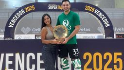 Facundo Navarro posa con su mujer, Rosario, con la Supercopa de Portugal que ganó el sábado pasado.