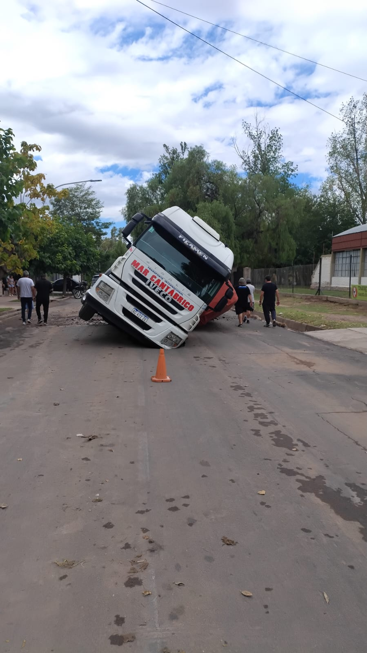 Para AYSAM, el colapso del colector cloacal no fue la causa de la grieta y el hundimiento, sino la filtración de agua de lluvia que debilitó el suelo y el excesivo peso del camión Para AYSAM, el colapso del colector cloacal no fue la causa de la grieta y el hundimiento, sino la filtración de agua de lluvia que debilitó el suelo y el excesivo peso del camión