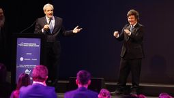 Javier Milei es presentado y saluda efusivo antes de hablar en el foro económico de Parque Norte.