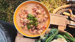 Aprende a preparar la receta de langostinos thai sabrosos y cremosos.&nbsp;