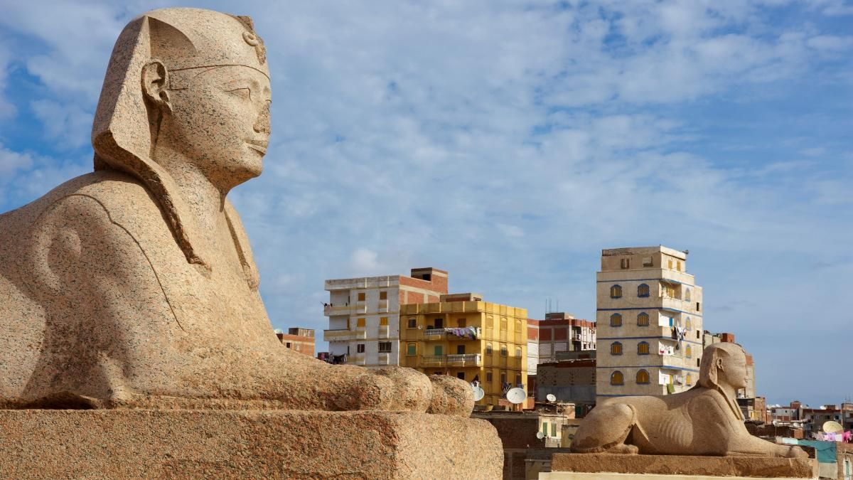La ubicación de esta ciudad la hizo un centro económico y cultural en el pasado. La ubicación de esta ciudad la hizo un centro económico y cultural en el pasado.