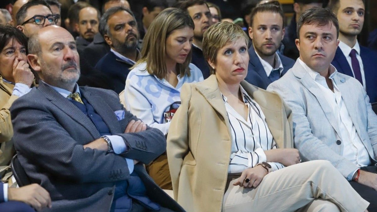 Los ministros de Producción, Rodolfo Vargas Arizu, y de Energía y Ambiente, Jimena Latorre, también estuvieron presentes en el foro de minería. Los ministros de Producción, Rodolfo Vargas Arizu, y de Energía y Ambiente, Jimena Latorre, también estuvieron presentes en el foro de minería.