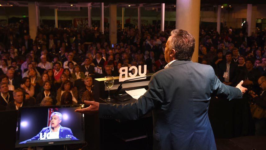 Cornejo, conduciendo la convención radical en sus tiempos como presidente del partido a nivel país.