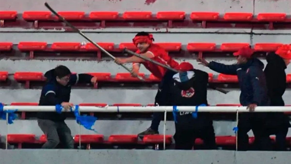 Hubo serios incidentes entre Independiente y Universidad de Chile.