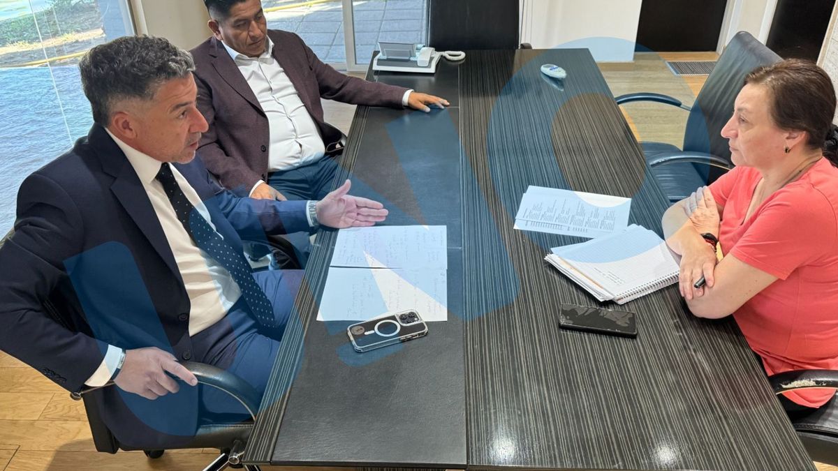 Florentino Paco y el abogado Matías Santoni dialogan con la periodista Carina Scandura, autora de esta nota. Florentino Paco y el abogado Matías Santoni dialogan con la periodista Carina Scandura, autora de esta nota.