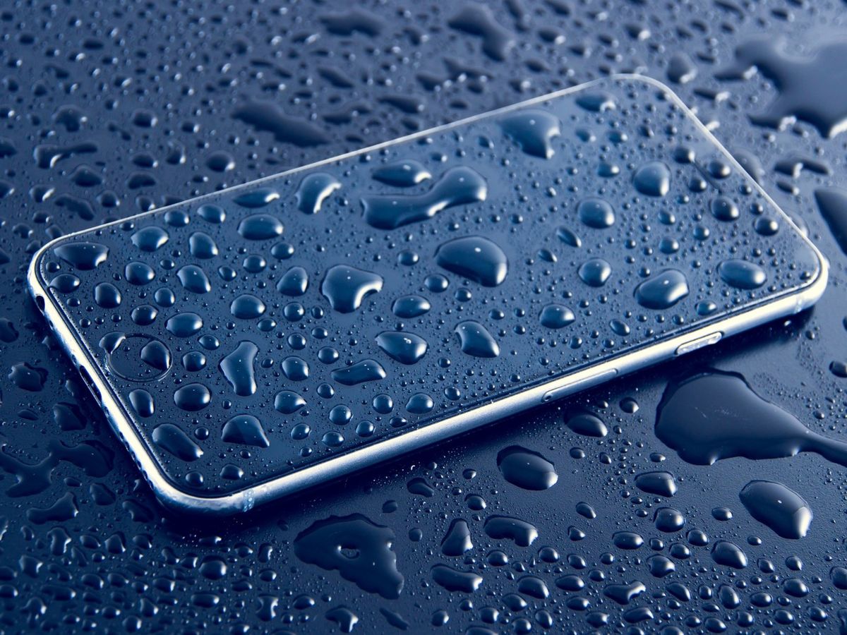 Cuando un celular se moja, debes evitar encenderlo de manera inmediata Cuando un celular se moja, debes evitar encenderlo de manera inmediata