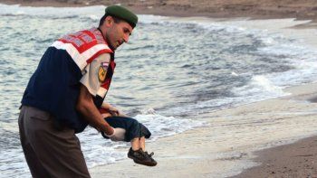 Las conmovedoras palabras del policía turco que levantó el cuerpo de Aylan