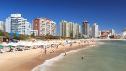 Punta del Este tiene playas tranquilas, con olas fuertes, y con un ambiente más joven.&nbsp;