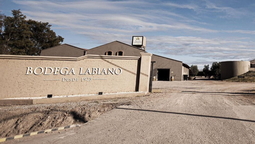 La bodega Labiano está ubicado en el distrirto de Rama Caída de San Rafael.