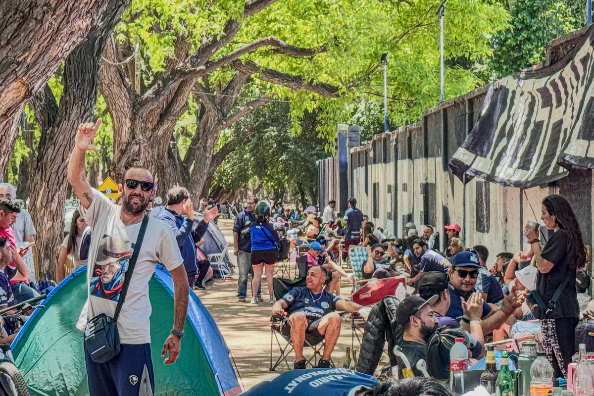 La locura de los hinchas de Independiente Rivadavia: 40 horas de fila para conseguir una entrada