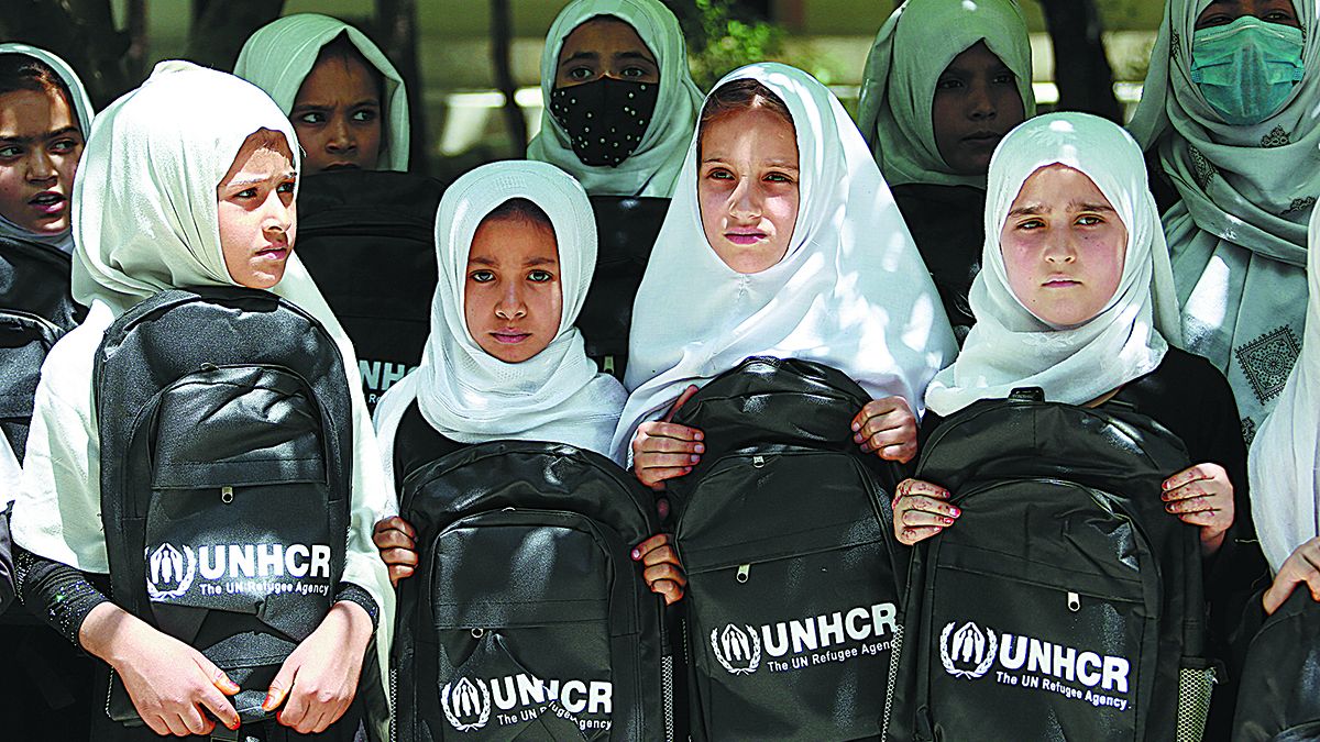 Alumnas reciben mochilas en Kabul