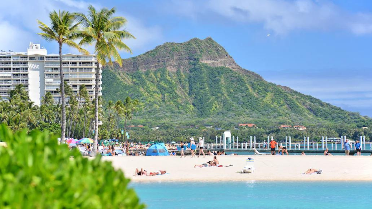 La playa Duke Kahanamoku, ubicada en la isla de Oahu, se destaca como la mejor playa de Estados Unidos.