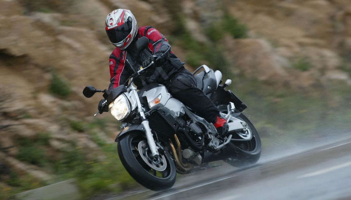 La ruta mojada puede traernos problemas a la hora de frenar.