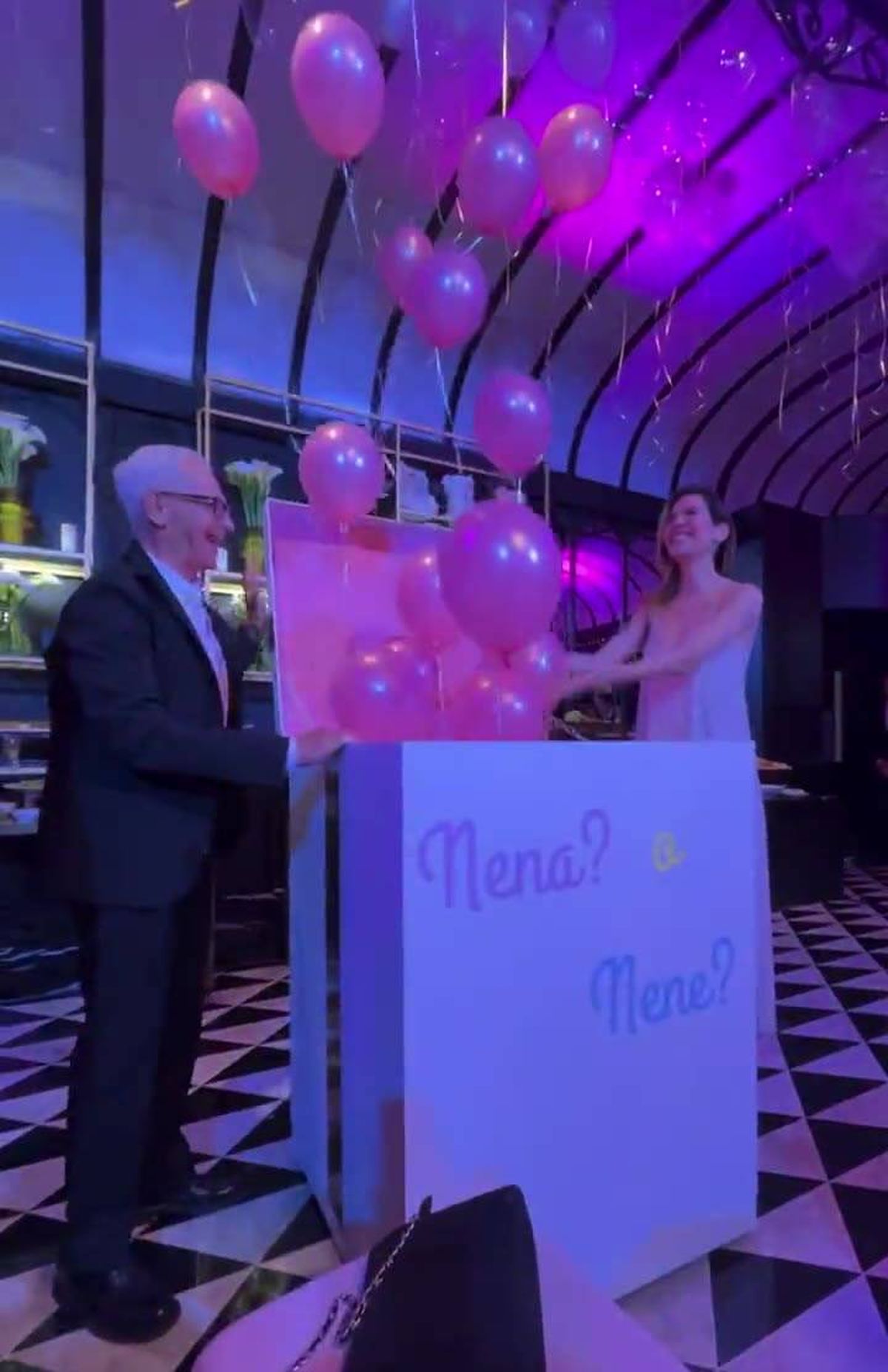 La mendocina Elina Costantini y su marido Eduardo revelaron el sexo del bebé en una reunión íntima en un hotel de lujo porteño. Es nena y se llamará Kahlo Milagro. La mendocina Elina Costantini y su marido Eduardo revelaron el sexo del bebé en una reunión íntima en un hotel de lujo porteño. Es nena y se llamará Kahlo Milagro.