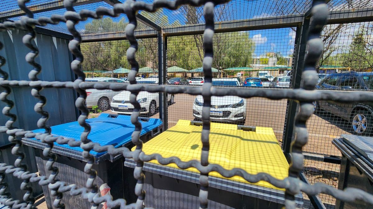 Tienen un almacenamiento temporal en contenedores hasta que Coreme retira los reciclables y la Ciudad de Mendoza lo orgánico. Tienen un almacenamiento temporal en contenedores hasta que Coreme retira los reciclables y la Ciudad de Mendoza lo orgánico.