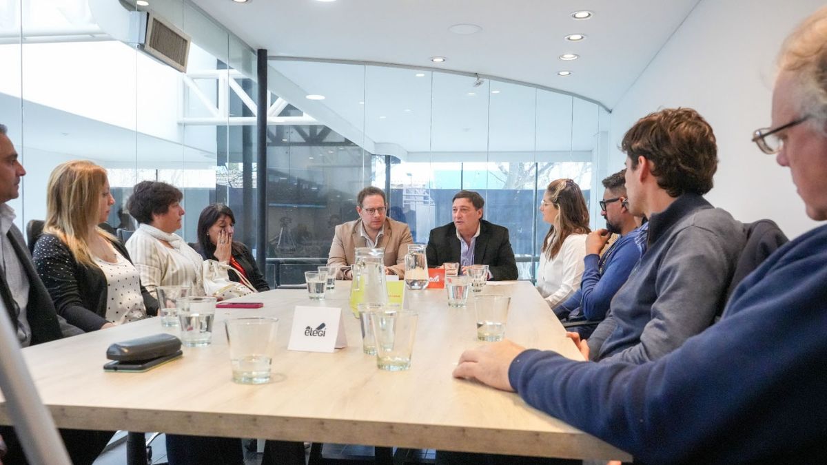 En la punta de la mesa, Lucas Ilardo y Omar Parisi durante el encuentro con comerciantes mendocinos. En la punta de la mesa, Lucas Ilardo y Omar Parisi durante el encuentro con comerciantes mendocinos.