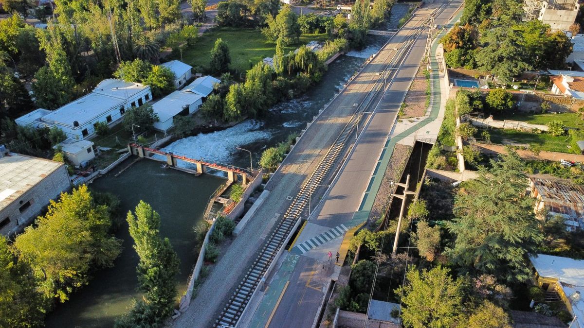 Así se ve desde el aire la nueva traza del Metrotranvía que avanza en Luján de Cuyo. Así se ve desde el aire la nueva traza del Metrotranvía que avanza en Luján de Cuyo.
