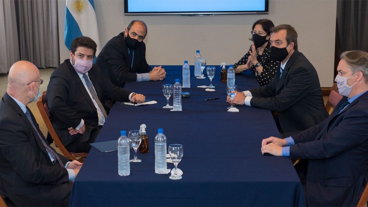 El ministro de Jusiticia de la Nación, Martín Soria (a la derecha sentado al medio), junto a varios miembros de las supremas cortes provinciales, entre ellos Maria Adaro (a la izquierda cerca de la pantalla).