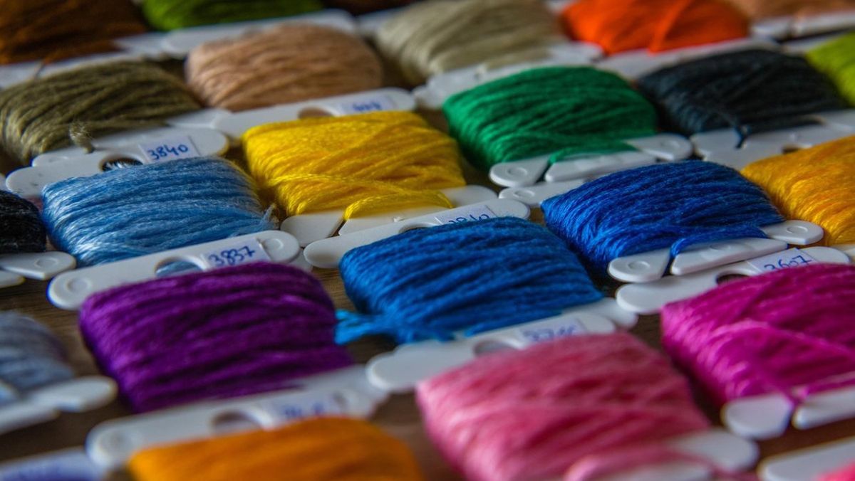 Para construir un hilo se utilizan por lo general fibras de algodón natural y fibras sintéticas en diversas proporciones.