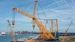 La grúa más grande del planeta Tierra viajó 9.000 km para la construcción de una infraestructura energética sin precedentes La grúa más grande del planeta Tierra viajó 9.000 km para la construcción de una infraestructura energética sin precedentes