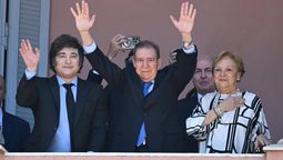 Javier Milei, Edmundo González Urrutia y su esposa Mercedes López, en el balcón de la Casa Rosada.