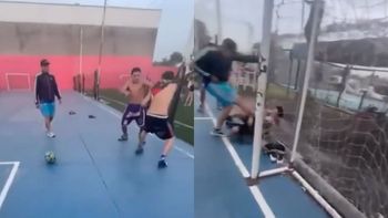 Video extremo: un adolescente le revoleó la cabeza de una patada a otro durante una violenta pelea Video extremo: un adolescente le revoleó la cabeza de una patada a otro durante una violenta pelea