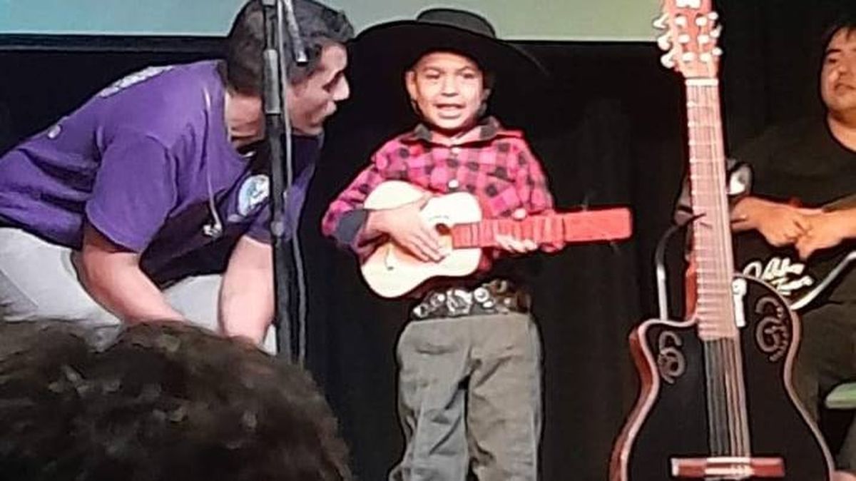 Un tramo del show a beneficio. Mateo junto a un niño decidido a cantar. Un tramo del show a beneficio. Mateo junto a un niño decidido a cantar.