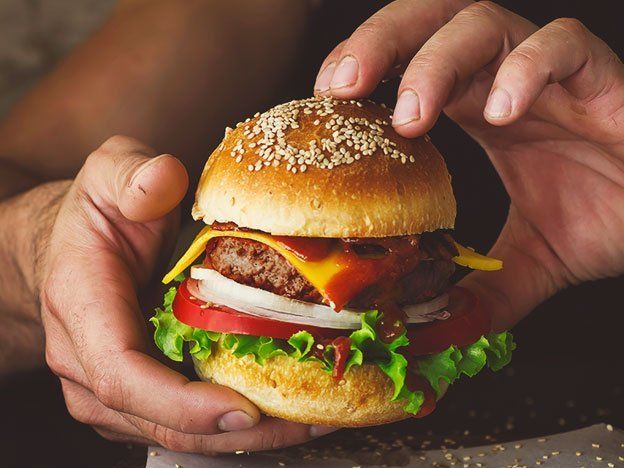 Científicos japoneses revelaron la forma correcta de comer una hamburguesa