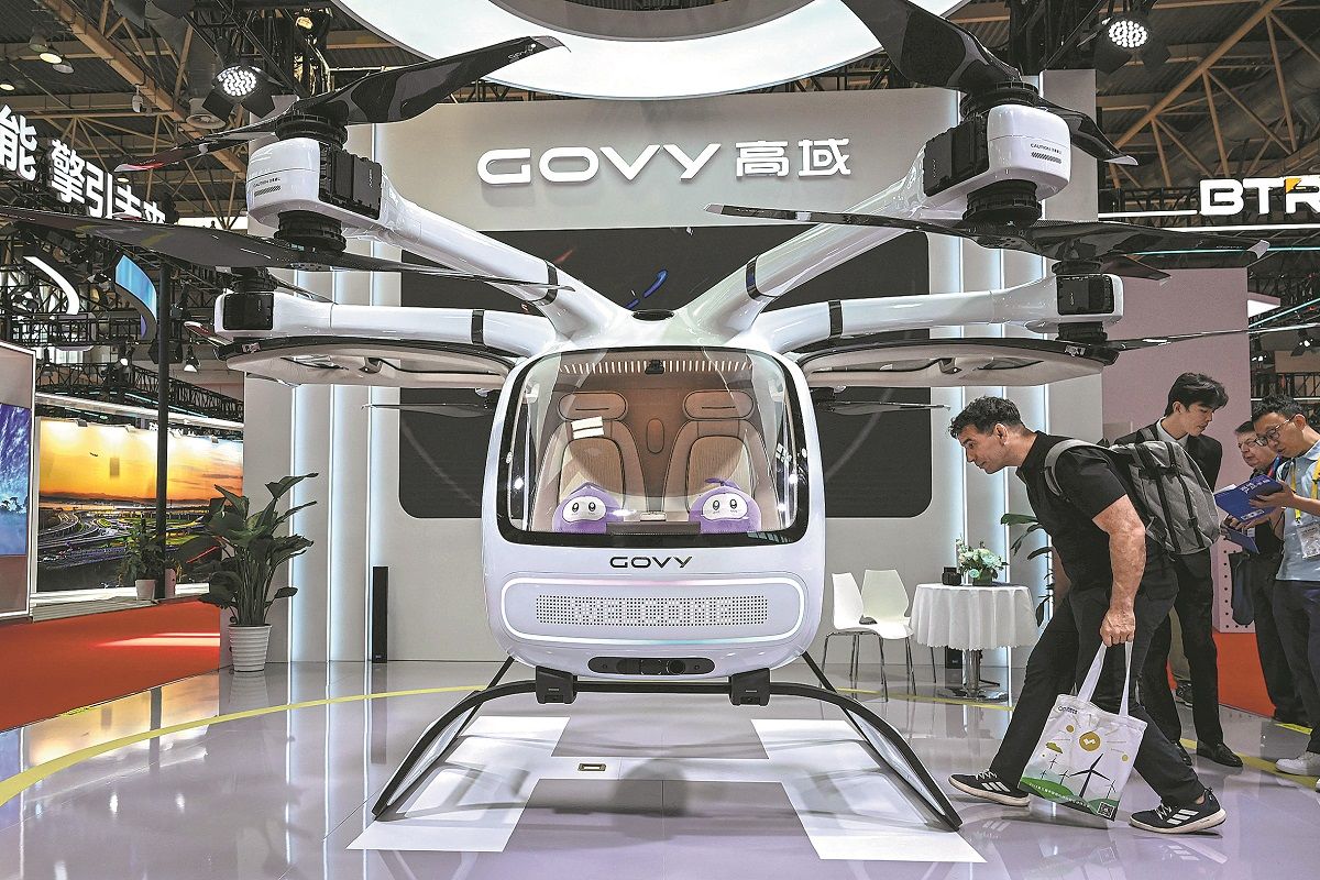Un taxi aéreo eléctrico de despegue y aterrizaje vertical se exhibe en la tercera Exposición Internacional de la Cadena de Suministro de China, celebrada en Beijing en julio. JADE GAO / AFP