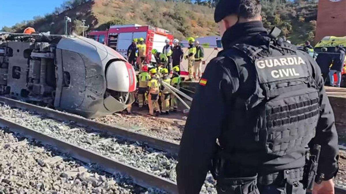 Los rescatistas trabajaron muchísimo por la tragedia ocasionada entre dos trenes en España. Los rescatistas trabajaron muchísimo por la tragedia ocasionada entre dos trenes en España.
