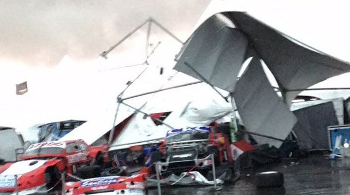 Fuertes imágenes: una cola de tornado arrasó con todo en el autódromo