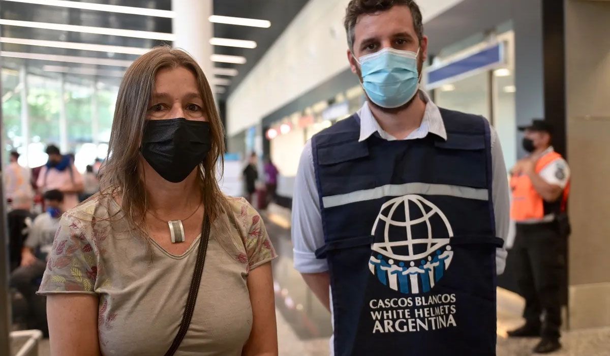 La presidenta de la Comisión de Cascos Blancos, Sabina Frederic, recibió a los cinco ciudadanos argentinos que llegaron desde Ucrania.