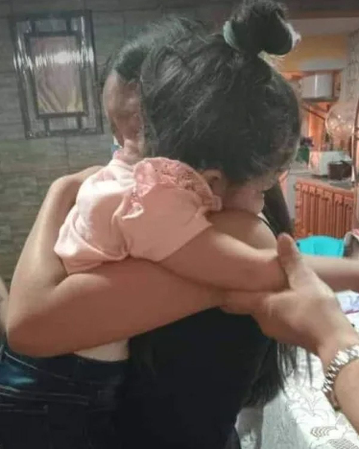 Dieron de alta a la hija menor de Huguito Flores y el video del reencuentro con su hermana emocionó a todos. Dieron de alta a la hija menor de Huguito Flores y el video del reencuentro con su hermana emocionó a todos.