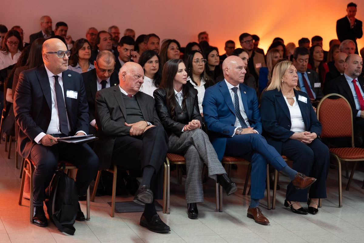 En primera fila, la ministra de Seguridad, Mercedes Rus (saco negro), junto al subsecretario de Justicia, Juan Carlos Jaliff, y el presidente de la Corte, Dalmiro Garay. En primera fila, la ministra de Seguridad, Mercedes Rus (saco negro), junto al subsecretario de Justicia, Juan Carlos Jaliff, y el presidente de la Corte, Dalmiro Garay.